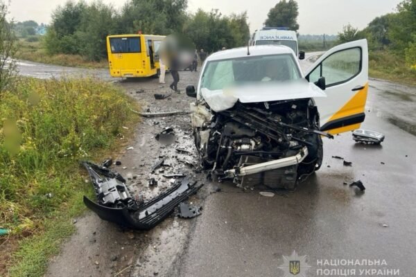 Постраждали двоє дітей: На Волині зіткнулися шкільний автобус і автомобіль «Укрпошти»