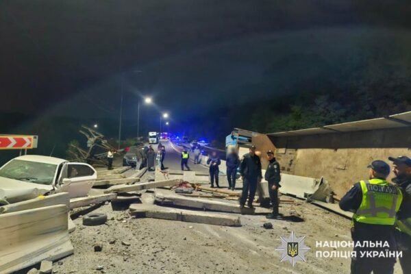 На Хмельниччині на небезпечному серпантині перекинулася фура із залізобетонними стовпами, які впали на попутне авто