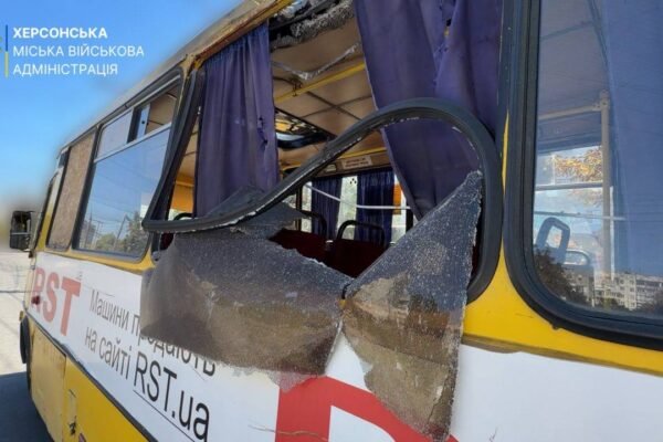 Росіяни вдарили у маршрутку з пасажирами в центрі Херсона