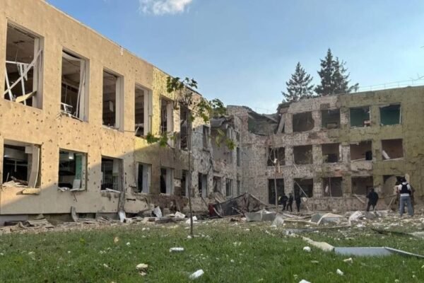 У Сумах окупанти скинули КАБ на школу