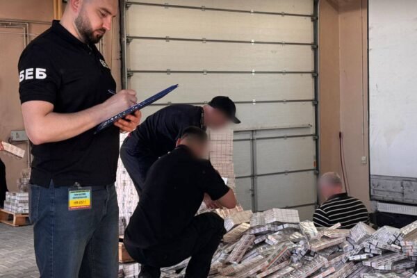 Громадянин Молдови намагався вивезти з України цигарки під виглядом картопляних чіпсів, – БЕБ