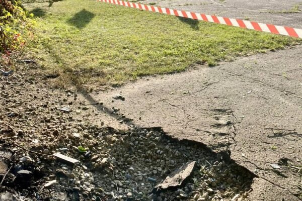 Постраждав шкільний стадіон і поранені жінки: Ворог вдарив по Дніпру