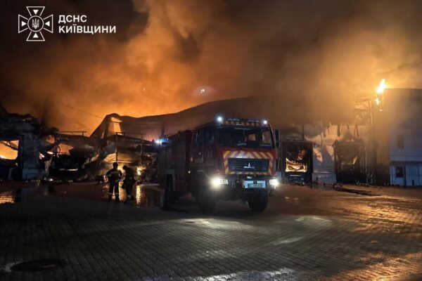 Росіяни повторно ударили по ТРЦ у центрі Сум