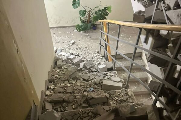 Агресор атакував Київщину: Виникла пожежа у багатоповерхівці