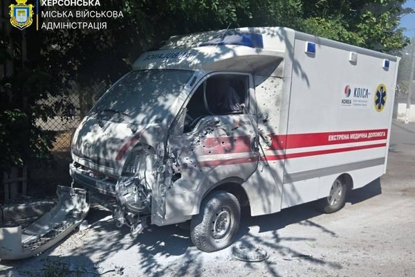 Росіяни вдарили по Херсону: Скинули вибухівку на територію лікарні