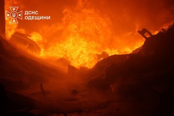 Ворог атакував склади під Одесою. Спалахнули масштабні пожежі