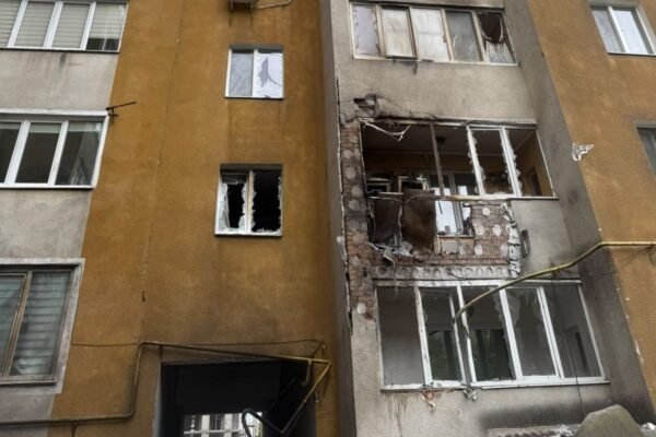 Ворожий БпЛА атакував багатоповерхівку у Хмельницькому