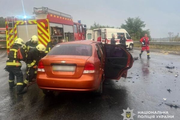 На Закарпатті легковик зіштовхнувся з двома вантажівками: Є загиблий (ФОТО)