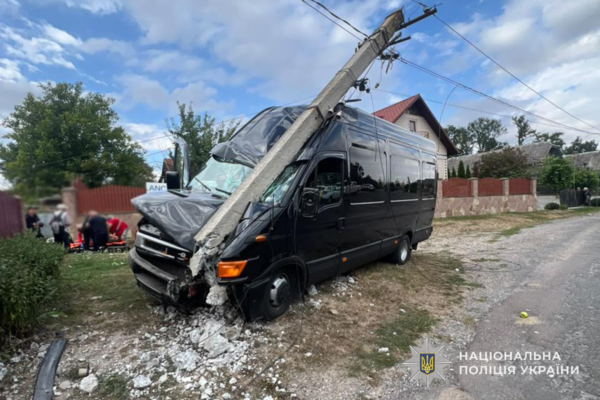 На Тернопільщині рейсовий автобус врізався в електроопору: У водія виявили критичну дозу алкоголю