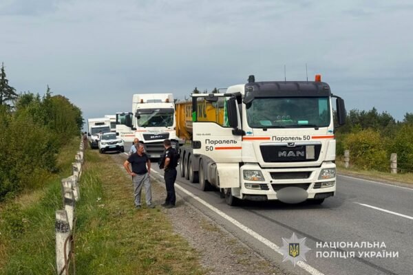 Водій рефрижератора виїхав на зустрічну смугу: На Тернопільщині зіштовхнулися кілька вантажівок (ФОТО)