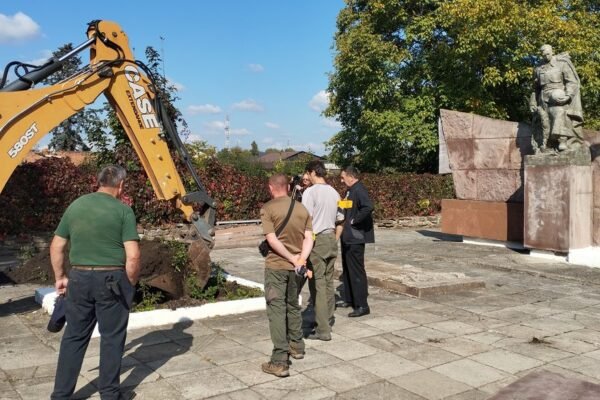 Під час розкопок під радянським меморіалом у Снятині на Франківщині знайшли ймовірний склеп НКВСівців