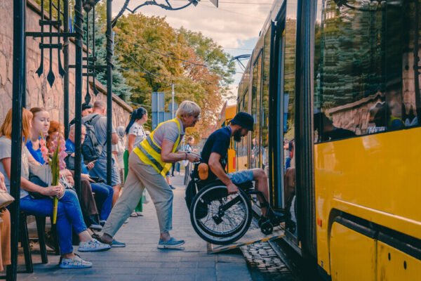 У Львові водії комунального транспорту обов’язково проходитимуть навчання з безбар’єрності