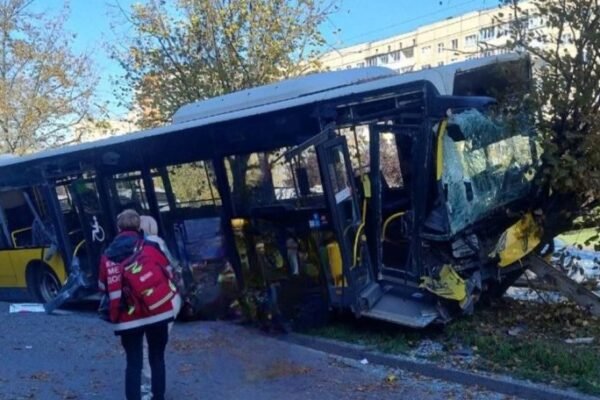 У Львові пасажирський автобус зіштовхнувся з інкасаторським авто, а тоді в’їхав у дерево