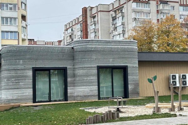 У Львові завершили благоустрій біля першої в Україні школи, створеної за допомогою 3D-друку