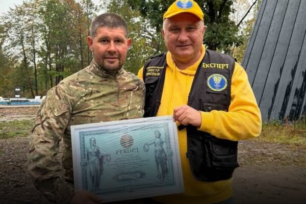 Ветеран із Прикарпаття створив дерев’яну гойдалку заввишки 15,48 метра і встановив рекорд України