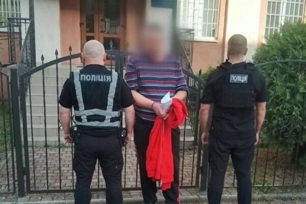 На Закарпатті батька-вихователя підозрюють у сексуальному насильстві щодо прийомної доньки