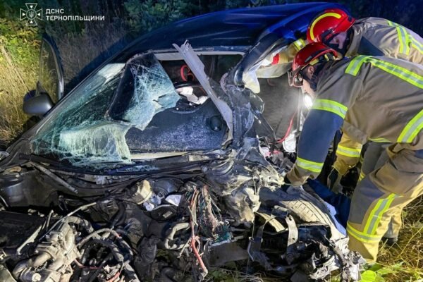 У смертельній ДТП на Тернопільщині одна людина загинула, двоє отримали травми (ФОТО)