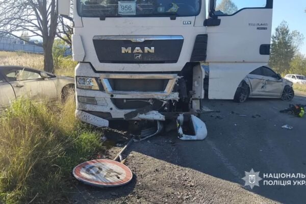 Вантажівка врізалася у чотири автівки біля КПП прикордонників на Закарпатті: Одна людина загинула (ФОТО)