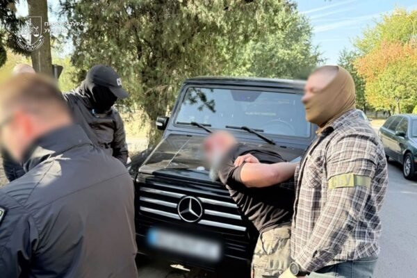 Погрожував розправою за неіснуючий борг: На Закарпатті затримали рекетира