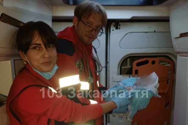 На Закарпатті 14-річна дівчина народила дитину просто у «швидкій». Це другі пологи у юної мами