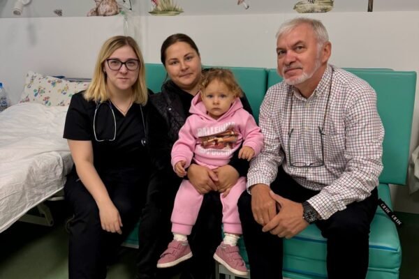 Львівські медики допомогли однорічній дівчинці, яка пів року жила зі шматком пластику у бронхах