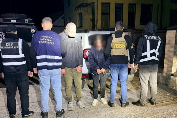 На Закарпатті за незаконне переправлення чоловіків за кордон затримали 19-річну дівчину