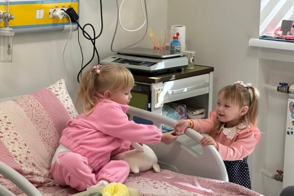 У Львові двом дівчаткам одночасно пересадили нирки від одного донора