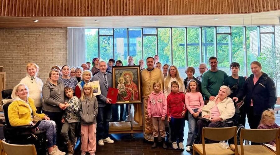 Передача ікони «Українська Богородиця. Молитва за Україну» українській громаді в Гельсінгері
