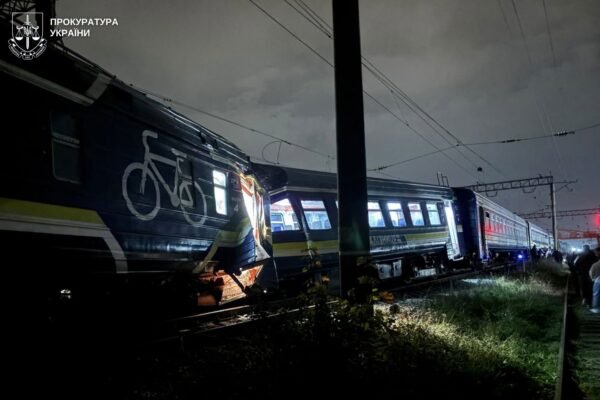 Внаслідок зіткнення двох потягів у Львові травмувалися 14 осіб, серед них одна дитина