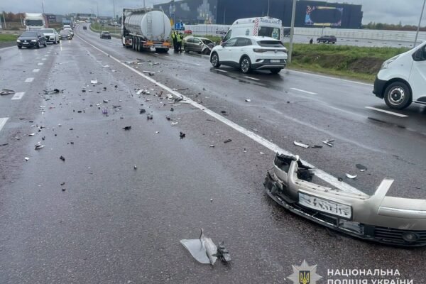 На Львівщині внаслідок зіткнення з вантажівками у ДТП загинули двоє людей