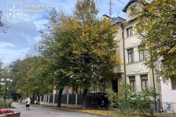 Прокуратура через суд добивається укладення охоронних договорів на будинок-пам’ятку в Івано-Франківську