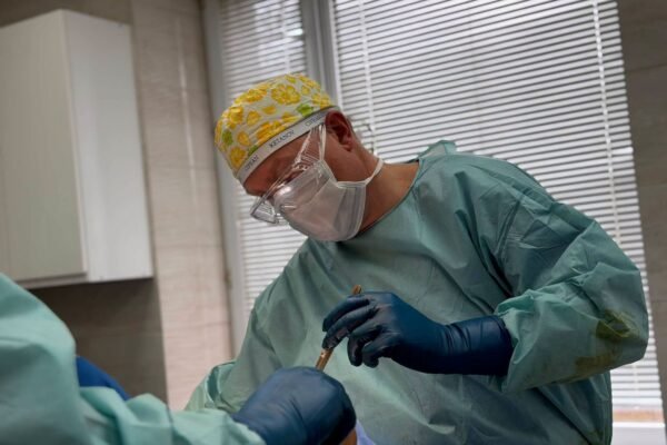 Раніше в Україні з такими травмами не виживали: Львівські медики врятували чоловіка з 50% опіків тіла
