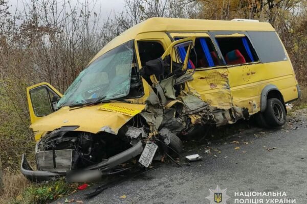 На Тернопільщині рейсовий автобус потрапив у ДТП: Одна людина загинула, ще дев’ятеро травмовані (ФОТО)