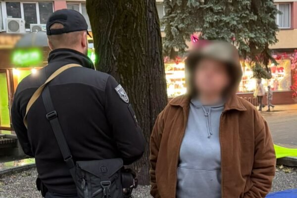 У Франківську затримали 47-річну жінку, яка в центрі міста підпалила прапор України