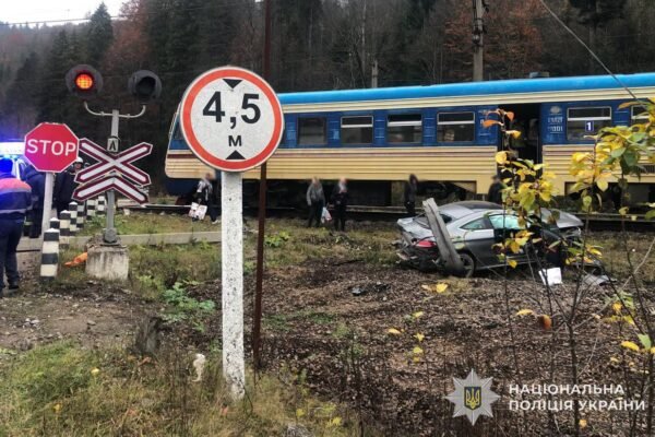 На Львівщині на залізничному переїзді електропотяг зіштовхнувся з Mercedes (ФОТО)