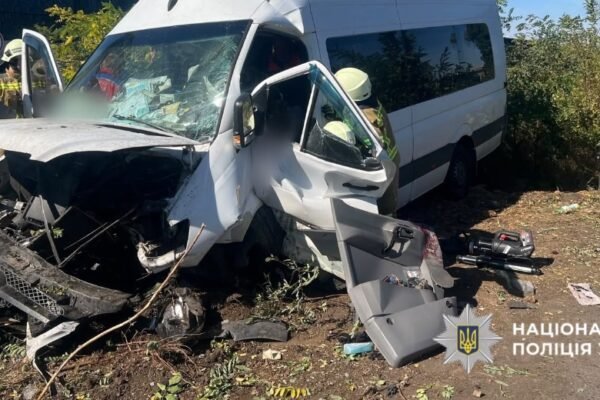 У передмісті Одеси мікроавтобус з пасажирами врізався у відбійник: Є загибла