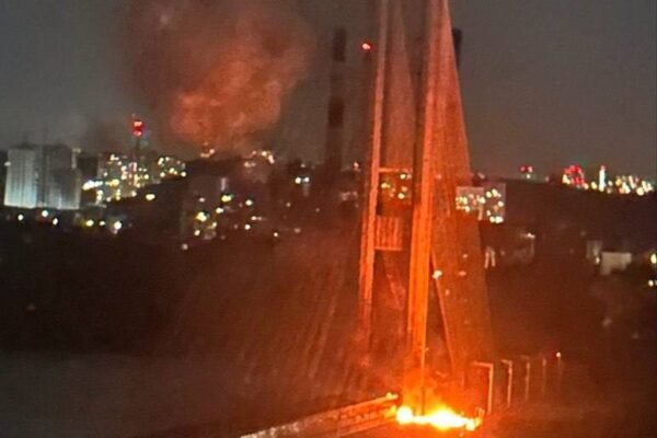 Удар по Києву: Є влучання у Південний міст, пошкоджена багатоповерхівка