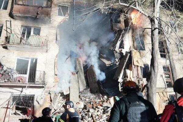 У Харкові під час розбору завалів на рятувальника впала бетонна стіна