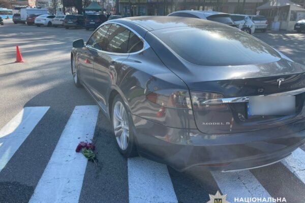 У Кропивницькому чоловік за кермом Tesla збив двох жінок на переході