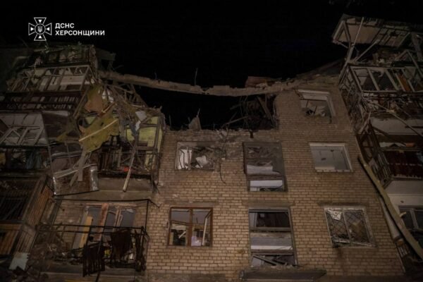 Удар по Херсону: Загинув водій “швидкої”, поранене немовля