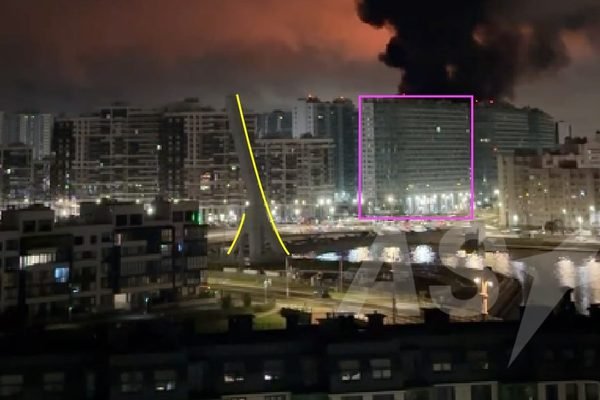 У Санкт-Петербурзі палає нафтовий термінал: Мешканці повідомляли про вибухи та роботу ППО
