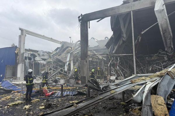 Росіяни вдарили по Рівному: Атакували магазин “METRO”