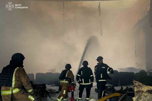 Ворог атакував торговий центр на Сумщині. Спалахнула пожежа