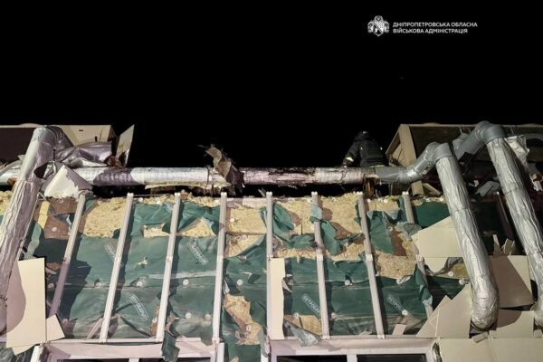 Росіяни вдарили по бізнес-центру в Дніпрі