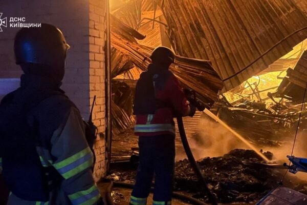 Росіяни обстріляли Гостомель. Є поранені, спалахнули склади