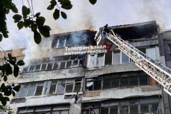 Ворожий дрон поцілив у багатоповерхівку в Бердичеві на Житомирщині