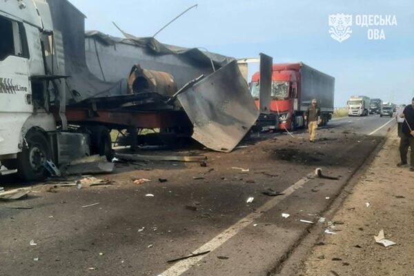 На Одещині росіяни вдарили по автодорозі: Є поранені, понівечені автівки