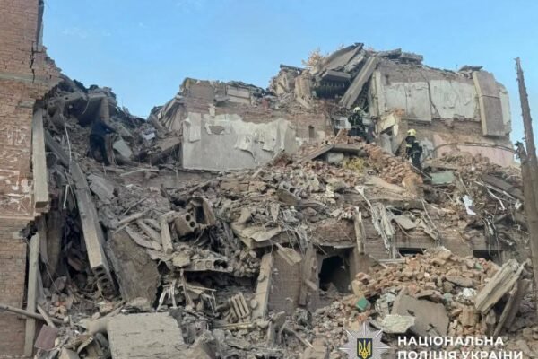 РФ  атакувала Прилуки: Ракети зруйнували 5- поверхівку, є жертви