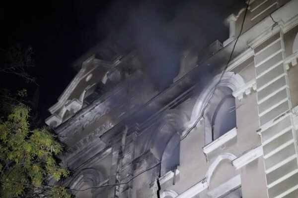 В Одесі прогриміли вибухи в 7-поверхівці. Є поранені серед рятувальників та медиків