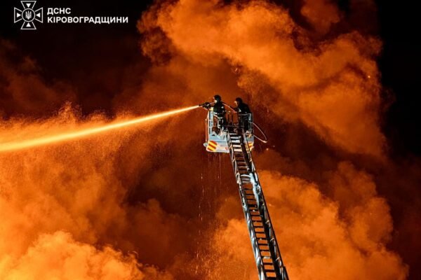 На Кіровоградщині після ворожої атаки палають склади